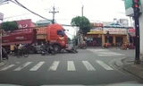 Clip: Thót tim cảnh tài xế xe máy bị cuốn vào gầm container, thoát chết kỳ diệu