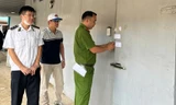 Cơ quan công an phối hợp với liên ngành mở niêm phong kho lạnh trong Công ty CP đồ hộp Hạ Long. Ảnh: N.M