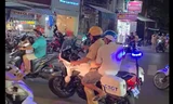 CSGT dùng mô tô đặc chủng đưa bé gái đi cấp cứu giữa cao điểm kẹt xe