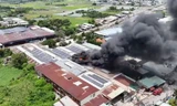 VIDEO: Cháy lớn công ty bao bì ở TPHCM, cột khói bốc cao hàng chục mét