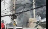 Clip: Lửa khói ngùn ngụt ở kho phế liệu tại TPHCM