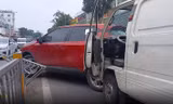 Ô tô mất lái đâm vào dải phân cách gây tai nạn giao thông liên hoàn ở TPHCM 