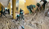 Bộ đội dầm mình trong bùn đất giúp dân sau đợt mưa lũ lớn