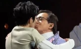 Thành Long có nụ hôn gây sốc với Vương Lực Hoành