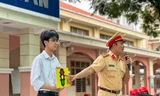 CSGT TPHCM vào trường 'hỏi kiến thức luật' của học sinh