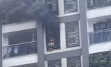 Cháy căn hộ tầng 10 chung cư cao cấp TP.HCM, hàng trăm cư dân tháo chạy