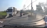 [Clip] Xe tải rời hiện trường sau khi hất người đi xe máy ngã nhào xuống đường 