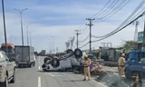 Ô tô chở 4 người lật ngửa trên dốc cầu Bình Thuận