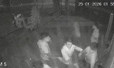 Camera ghi cảnh nam thanh niên bị nhóm người đánh gục tại nhà dân