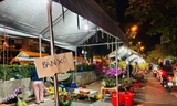Từ tối 28 Tết, chợ hoa ở TPHCM đồng loạt 'xả hàng' giảm giá 30–70%