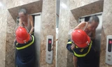 Giải cứu cụ ông mắc kẹt trong thang máy