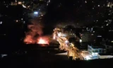 Cháy lớn giữa đêm tại xưởng sản xuất bóng đèn ở TPHCM
