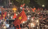 Người dân Hà Nội xuống đường ăn mừng chiến thắng của U23 Việt Nam
