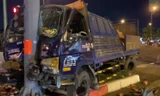 TP.HCM: Xe tải biến dạng sau cú tông trụ đèn giao thông, tài xế thoát chết trong gang tấc