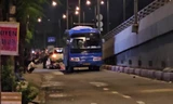 TPHCM: Xe đưa rước công nhân va chạm xe máy, một cháu nhỏ tử vong