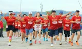 Ông Lê Tiến Châu - Bí thư Thành ủy Hải Phòng (giữa ảnh) và nhiều cán bộ các sở ngành, địa phương tham dự, chạy cùng người dân và du khách.
