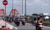 Đang đổ dốc cầu Bình Lợi, người đàn ông bất ngờ ngã xuống đường tử vong 