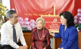 Cụ bà 96 tuổi nhận Huy hiệu 80 năm tuổi Đảng