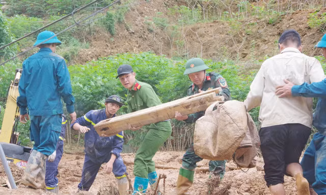 Băng bùn, vượt suối dựng lại nhà cho người dân sau mưa lũ, sạt lở tại Sơn La