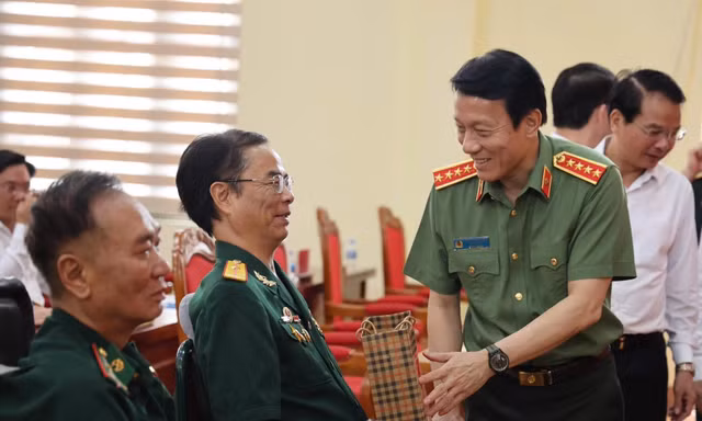 Bộ trưởng Bộ Công an thăm, tặng quà thương bệnh binh, người có công tỉnh Phú Thọ