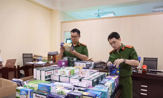 Khởi tố hai chủ doanh nghiệp sản xuất dược phẩm và thực phẩm chức năng giả, thu lời bất chính hàng nghìn tỷ 