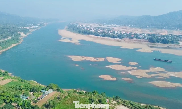 Mực nước sông Đà giảm, lộ nhiều cồn cát giữa dòng tạo cảnh sắc thơ mộng