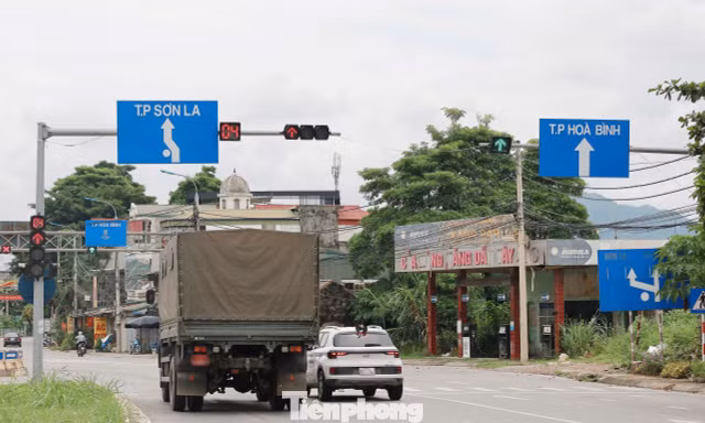 Biển chỉ dẫn giao thông ‘lạc nhịp’ hiện diện khắp nơi