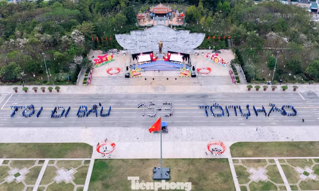 Thanh thiếu nhi tỉnh Sơn La xếp hình 'Tôi đi bầu - Tôi tự hào'