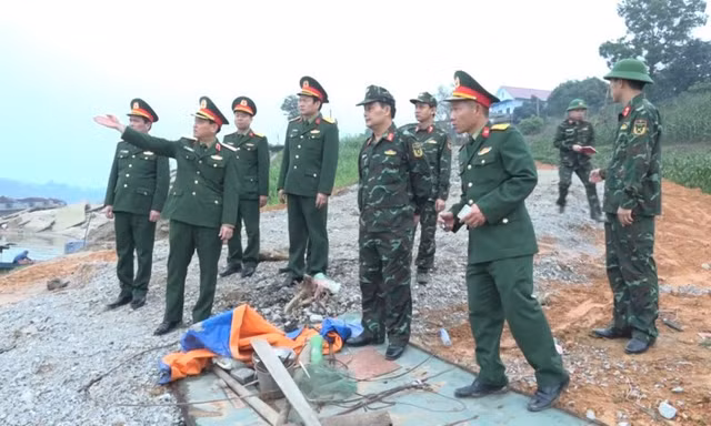 Quân khu 2 khảo sát bắc cầu phao qua sông Lô, đảm bảo giao thông trước Tết