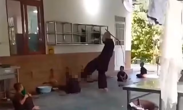 Phẫn nộ cảnh người đàn ông đánh đập cháu bé dã man ở chùa Bầu, Phú Thọ