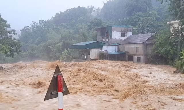 Phú Thọ, Lào Cai di dời hơn 1.000 hộ dân tránh mưa lũ, sạt lở sau bão số 10