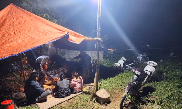 Dừng thi công cột điện cho nhà máy xi măng do có khiếu nại đền bù giải phóng mặt bằng