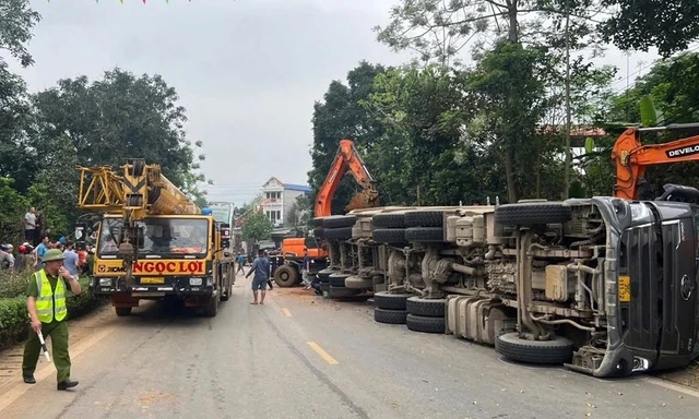 Xe tải lật đè ô tô, xe máy, 2 phụ nữ tử vong tại chỗ