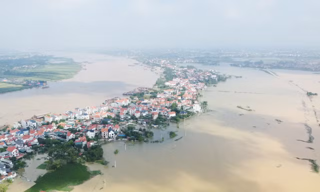 Nước sông Lô lên cao, nhiều khu dân cư ở Phú Thọ vẫn chìm trong biển nước