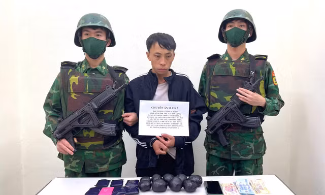 Bắt đối tượng vận chuyển lượng lớn ma túy tổng hợp và nhựa thuốc phiện 