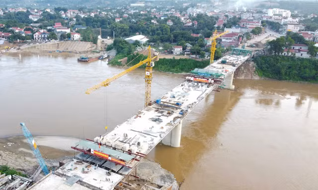 Hợp long cầu Phong Châu sau gần 300 ngày thi công 