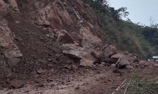 Sạt lở đường huyết mạch vào xã ở Sơn La, hơn 20.000 người dân bị cô lập