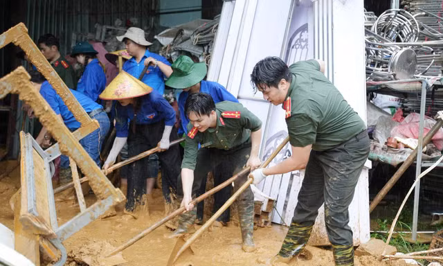 Tuổi trẻ Sơn La đào bùn, di chuyển tài sản giúp người dân vượt qua mưa lũ