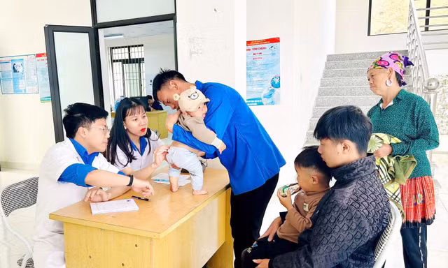 Hơn 200 người dân được khám miễn phí, bản làng sáng đèn từ sức trẻ Sơn La
