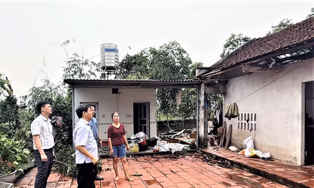 Giông lốc làm tốc mái nhiều nhà dân, sập giàn giáo, gãy đổ cột điện ở Phú Thọ