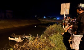 Phát hiện ô tô lật ngửa dưới mương nước, một người tử vong bên trong