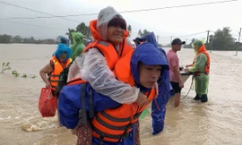 Xúc động cảnh giải cứu người già, trẻ sơ sinh khỏi vùng lũ dữ 