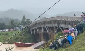 Tàu cát mắc ở chân cầu Giang Sơn