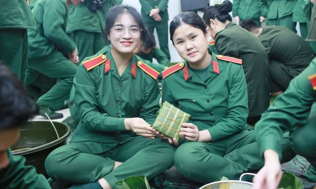 Đón Tết xa nhà, học viên áo lính trổ tài bếp núc, bày mâm ngũ quả