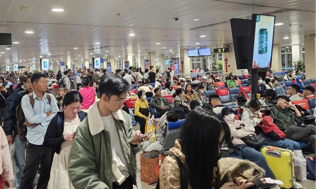Hôm nay hơn 1.000 chuyến bay tới Tân Sơn Nhất, khách cao nhất 10 năm qua