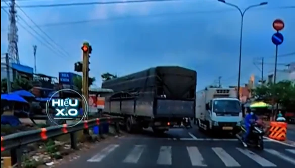 Thót tim cảnh xe tải ngang nhiên chạy ngược chiều ở TPHCM