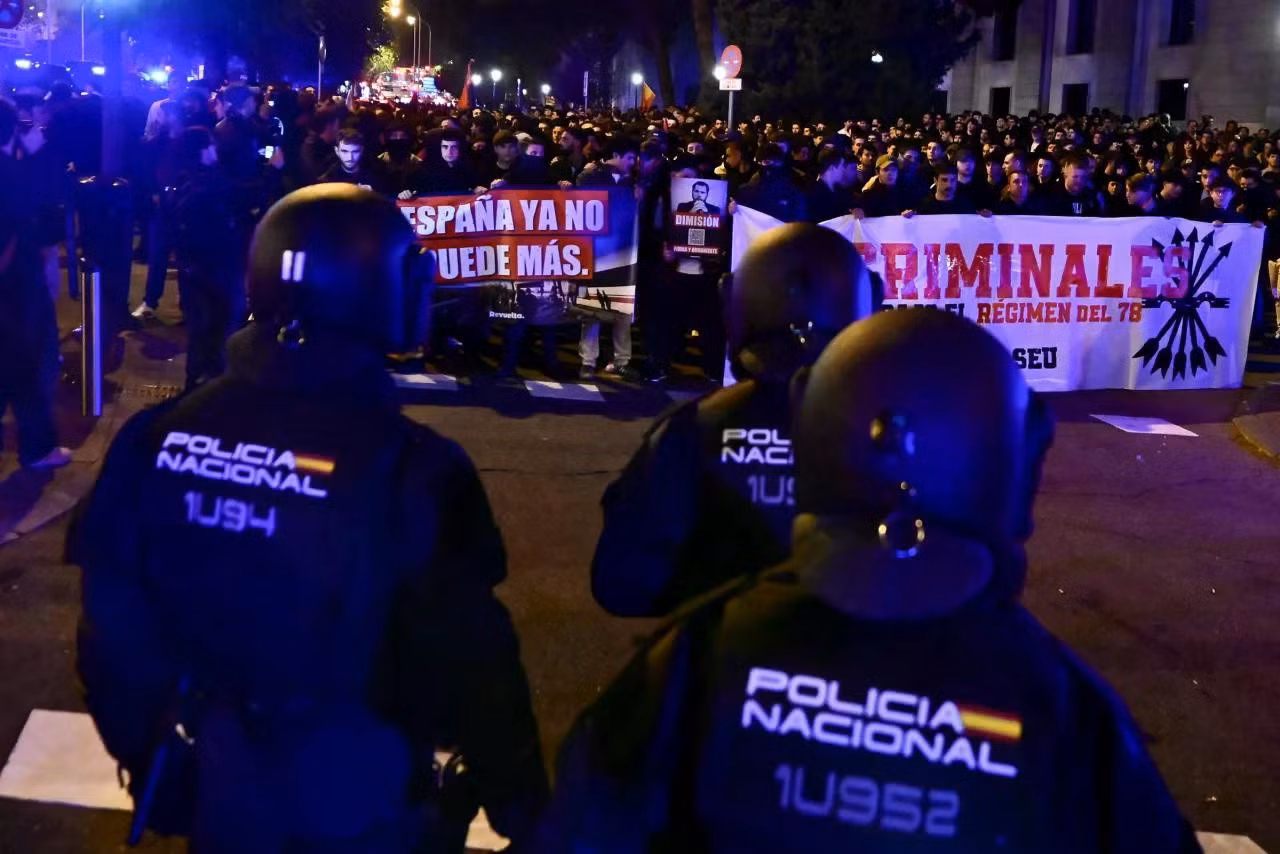 c-2026-10-28t212127z-1270008682-rc2jcoaxp1lh-rtrmadp-3-spain-accident-clashes.jpg