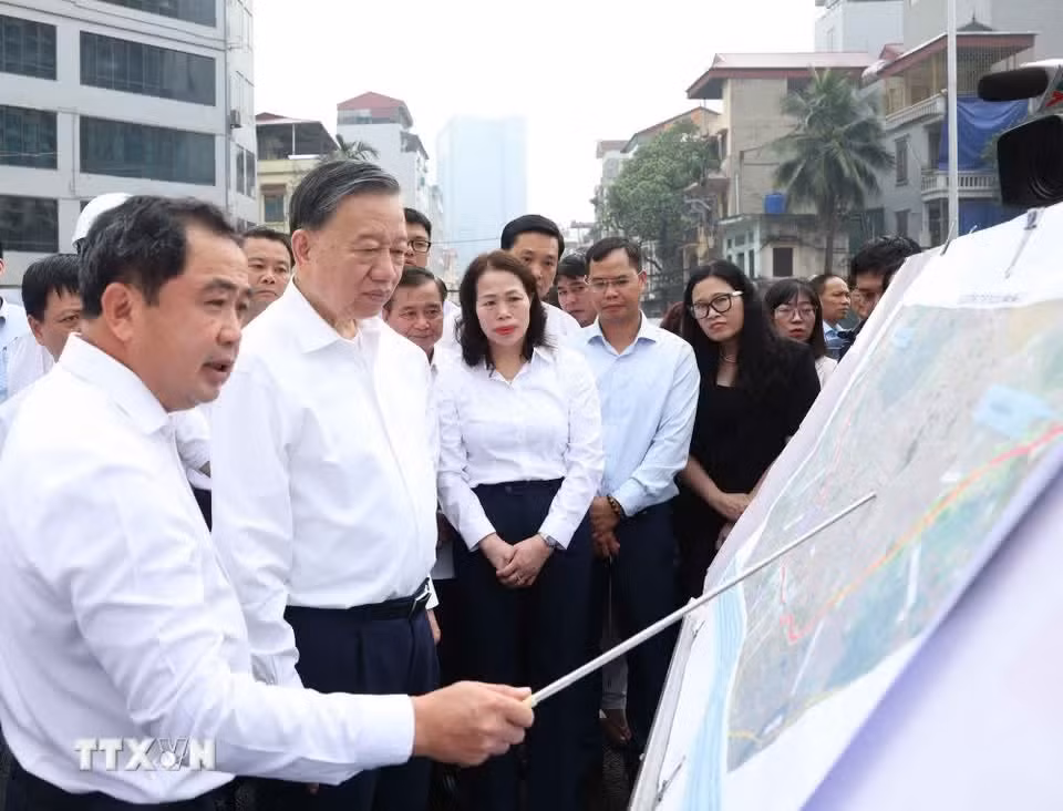 tong-bi-thu-chu-tich-nuoc-kiem-tra-tien-do-cong-trinh-giao-thong-trong-diem-o-ha-noi-4160.jpg