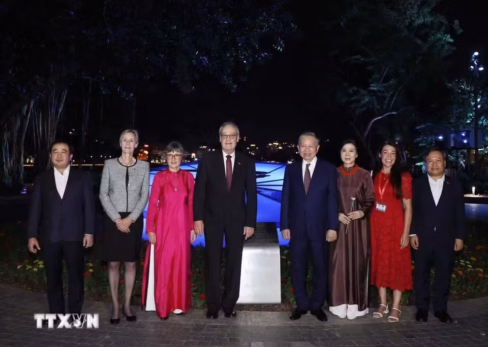 tong-bi-thu-chu-tich-nuoc-to-lam-va-phu-nhan-cung-tong-thong-thuy-si-va-phu-nhan-dao-pho-di-bo-ho-hoan-kiem-3608.jpg
