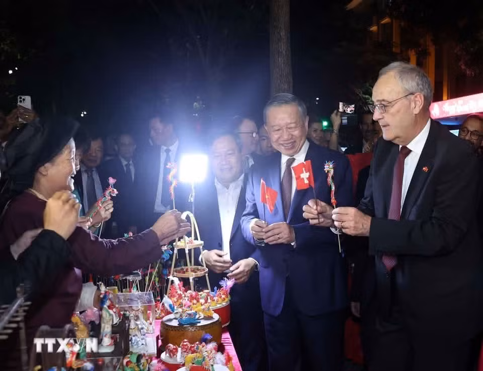 tong-bi-thu-chu-tich-nuoc-to-lam-va-phu-nhan-cung-tong-thong-thuy-si-va-phu-nhan-dao-pho-di-bo-ho-hoan-kiem-2313.jpg
